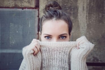 ¿Cuáles son las diferencias entre un masaje facial manual y uno con herramientas como Gua Sha o rodillos?